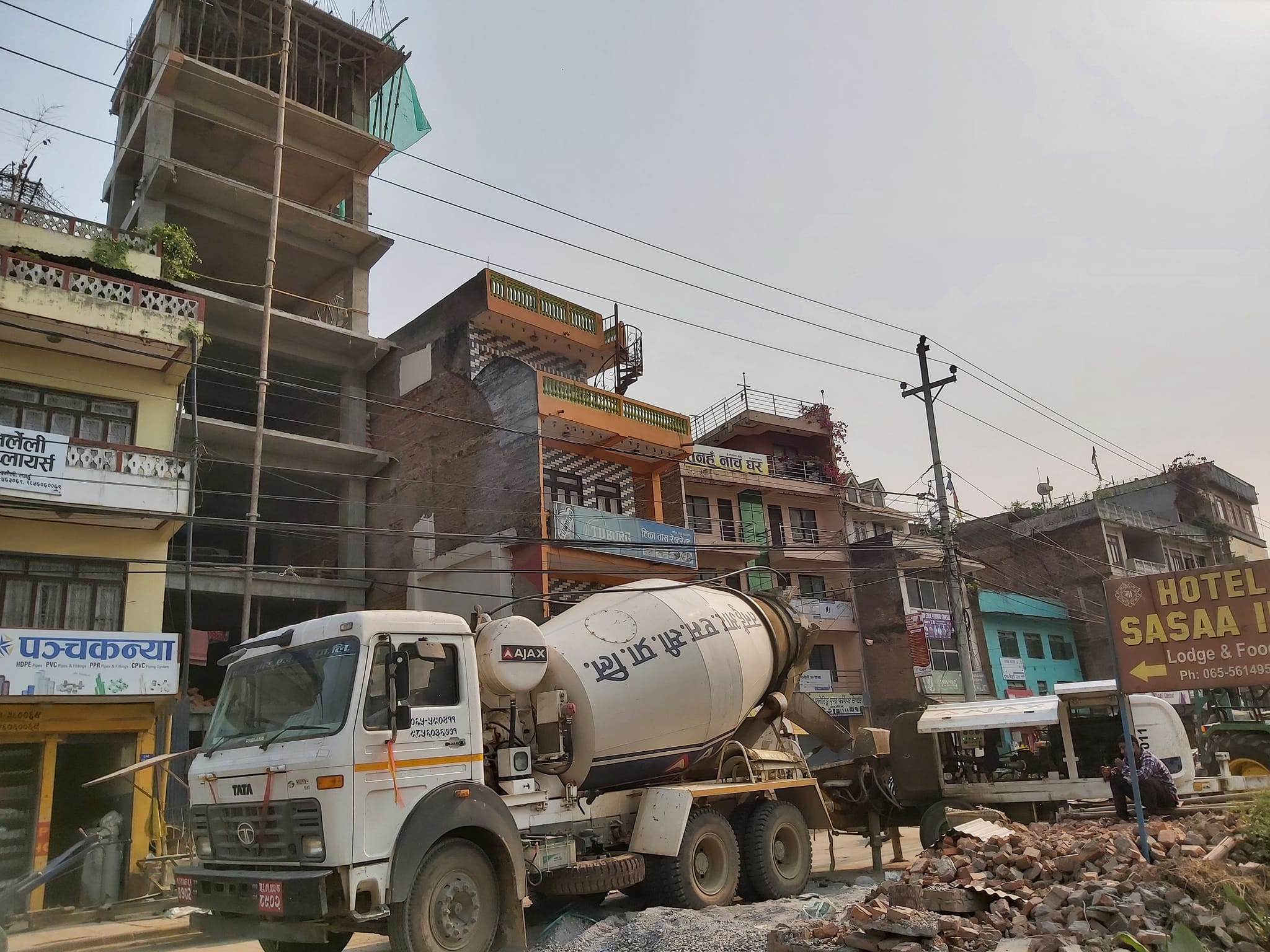 मिक्सर ट्रक निर्माण स्थलमा